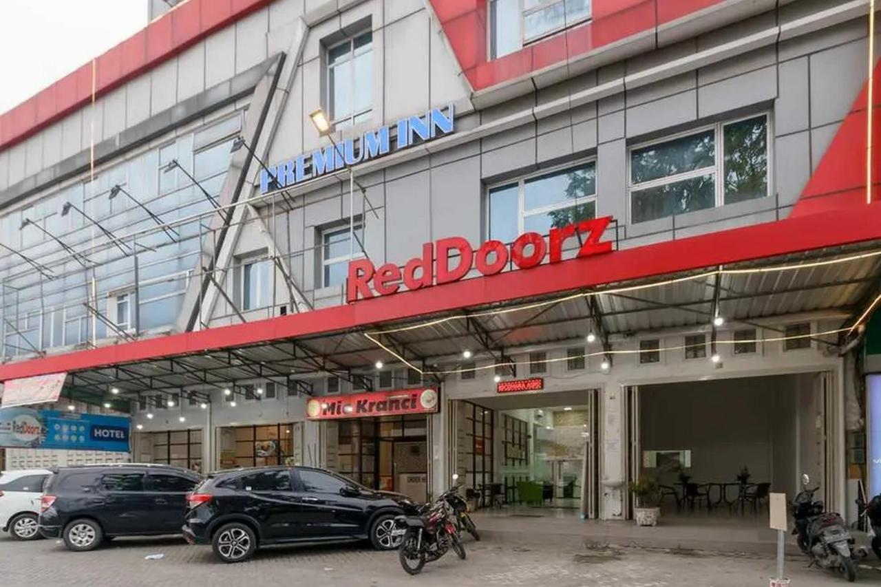 Reddoorz Plus @ Cemara Asri Медан Экстерьер фото